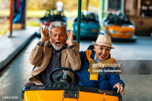 de grootste gave van het leven, oud met je soulmate groeien - crazy old people stockfoto's en -beelden