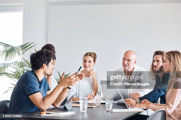 multi-etnische collega's plannen in meeting - meeting stockfoto's en -beelden