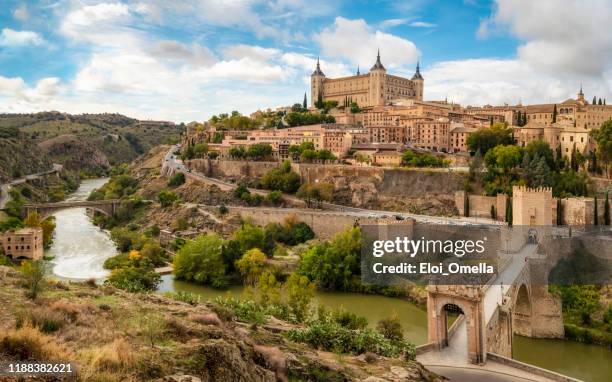 toledo-ansicht von der alcantara-brücke, spanien - alcázar stock-fotos und bilder