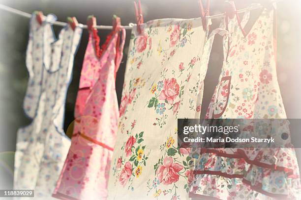 clothesline - avental imagens e fotografias de stock