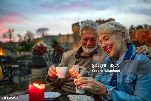 seniorenpaar abends im café - old couple restaurant stock-fotos und bilder