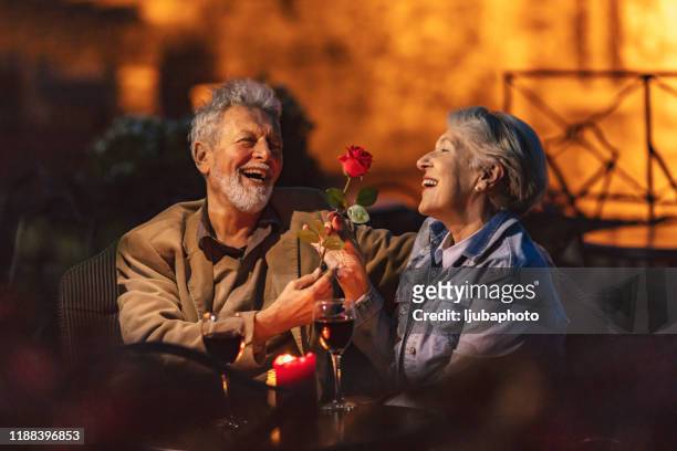 senior-paar genießt ein glas wein - rose wine stock-fotos und bilder