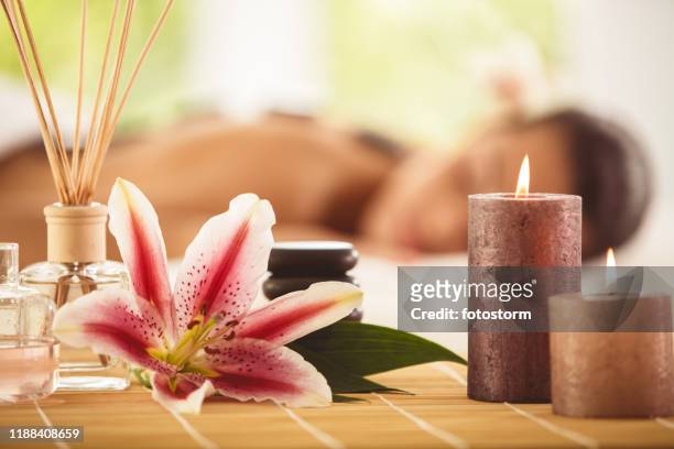 massage- und aromatherapieelemente - schönheitssalon stock-fotos und bilder