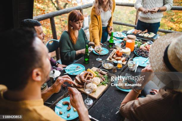 thanksgiving mittagessen im freien - breze stock-fotos und bilder