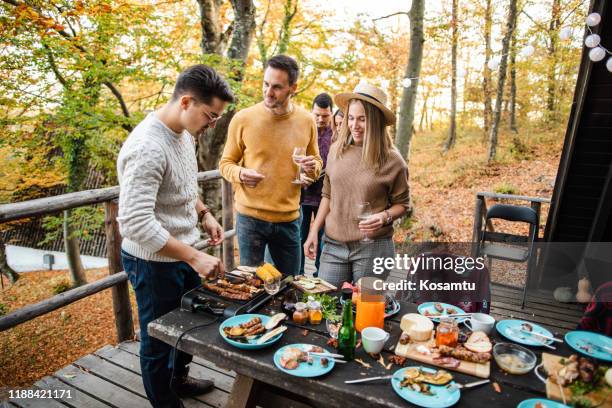 preparación de alimentos al aire libre juntos - autumn fotografías e imágenes de stock