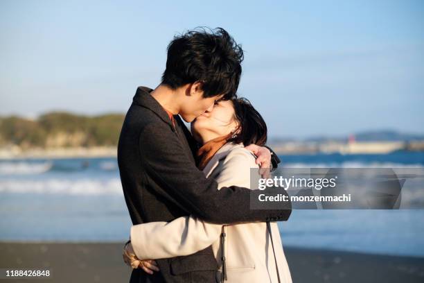 375点のキス カップル 日本人のストックフォト Getty Images