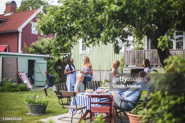 friends enjoying garden party in weekend party during summer - fiesta de jardín fotografías e imágenes de stock