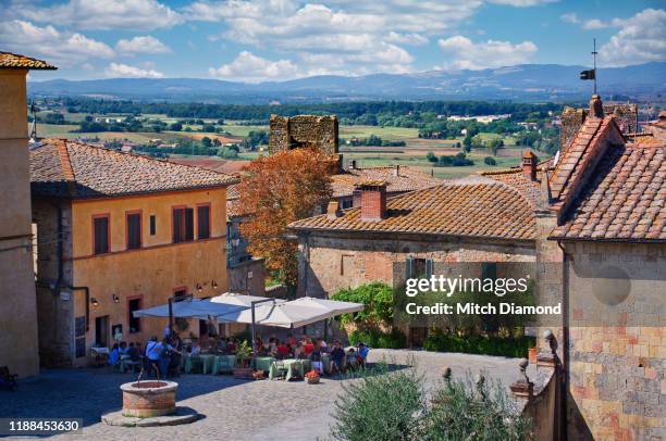 medieval monteriggioni in italy - monteriggioni stock pictures, royalty-free photos & images