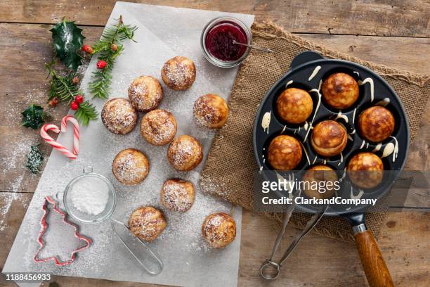 traditionele appel pannenkoeken of aebleskiver in het deens. - deens broodje stockfoto's en -beelden