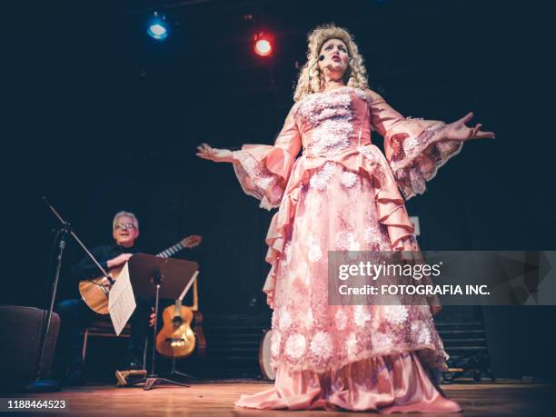 opera singer performing on the stage - cantor de ópera imagens e fotografias de stock