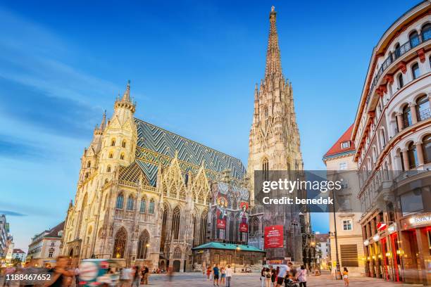 stephansplatz and stephansdom in downtown vienna austria - st stephens cathedral vienna stock pictures, royalty-free photos & images