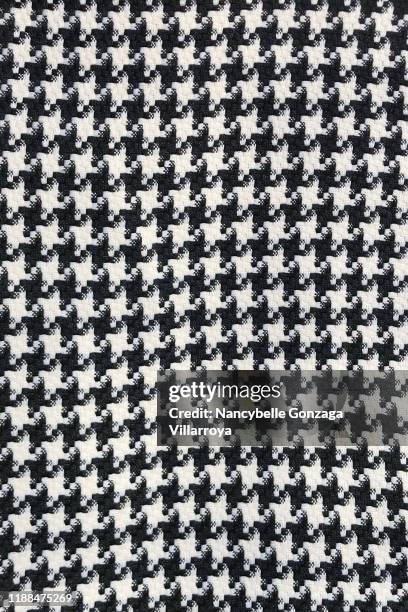 fabric swatch with hounds tooth chick pattern in black and white - pata de gallo fotografías e imágenes de stock
