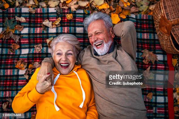 es ist unsere zeit, uns zu entspannen - healthy older couple stock-fotos und bilder