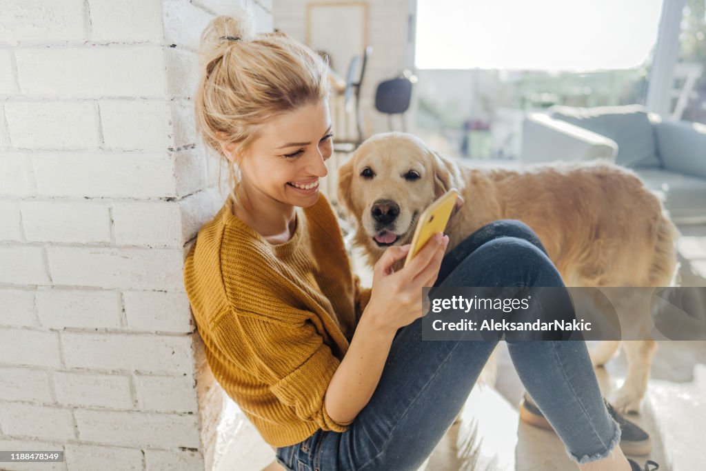 Lectura de noticias de la mañana en línea con una empresa