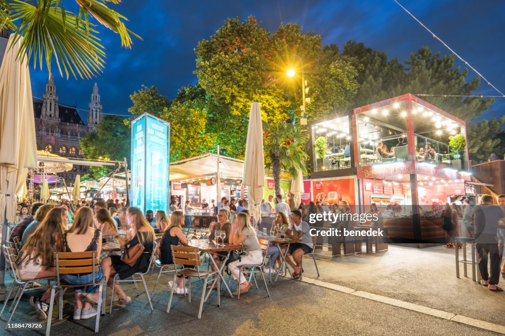 La gente disfruta del festival de verano en el centro de Viena Austria