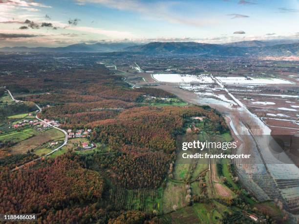 veduta aerea di una campagna italiana dopo l'alluvione - pianura padana foto e immagini stock