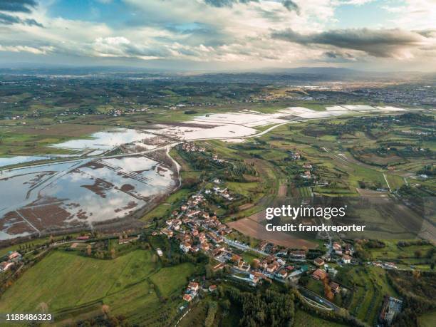 veduta aerea di una campagna italiana dopo l'alluvione - pianura padana foto e immagini stock