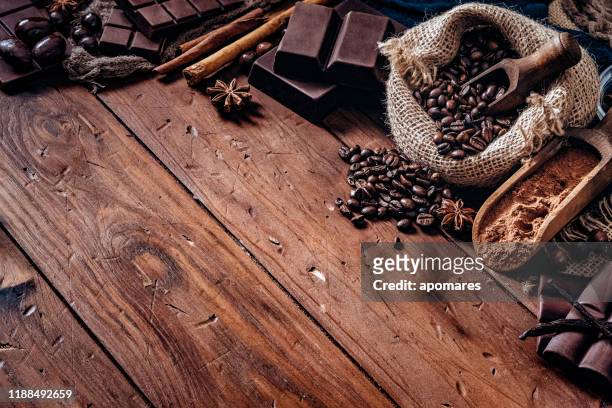 surtido de chocolate y granos de café tostados al estilo antiguo - polvo de cacao fotografías e imágenes de stock