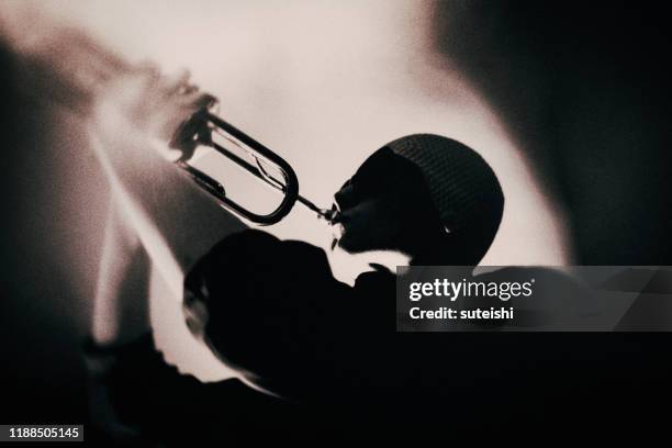 el trompetista del jazzclub - blues fotografías e imágenes de stock