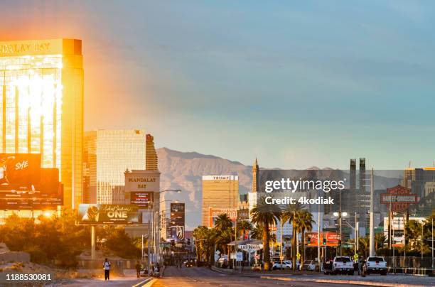 las vegas evening skyline tittar från las vegas blvd south - mandalay bay resort and casino bildbanksfoton och bilder