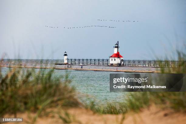 lighthouse and pier - michiganmeer stockfoto's en -beelden