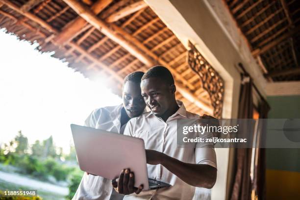 afrikaanse tiener met behulp van een laptop - africa technology stockfoto's en -beelden