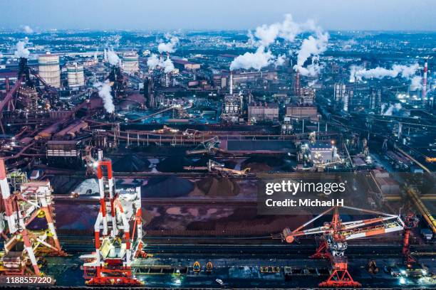 aerial view of twilight of refinery plant ,petrochemical plant at dusk - tokai region stock-fotos und bilder