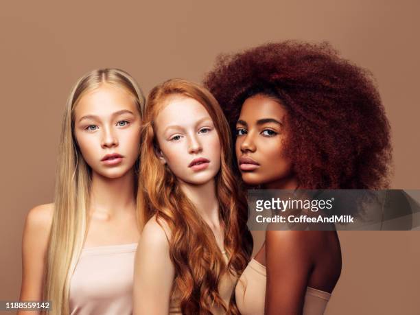 três adolescentes bonitos novos - redhead girl - fotografias e filmes do acervo