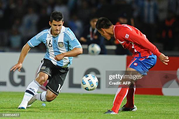 Costa Rican defender Oscar Duarte vies for the ball with Argentine forward Sergio Aguero during a 2011 Copa America Group A first round football...