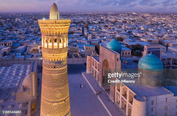 bukhara ouzbékistan kalyan minaret po-i-kalyan sunset twilight - médersa photos et images de collection