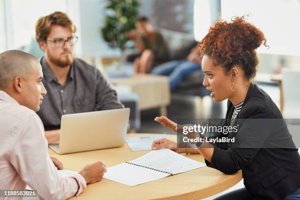 siamo seduti con un grosso problema qui - determinazione foto e immagini stock