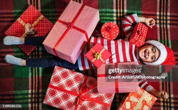 feliz niña con pila de regalos de navidad. - grupo grande de objetos fotografías e imágenes de stock