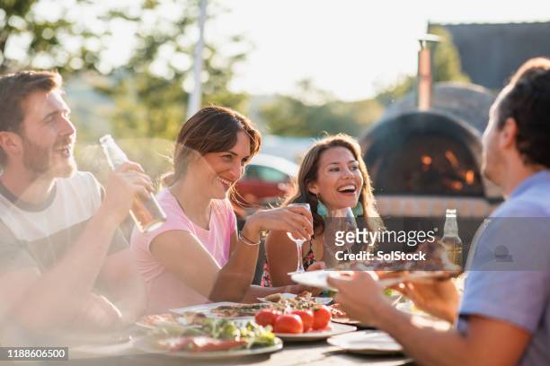 het beste van vrienden - restaurant patio stockfoto's en -beelden