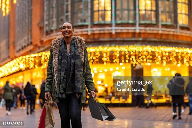 mooie zwarte vrouw bij kerstmis winkelen - the hague stockfoto's en -beelden