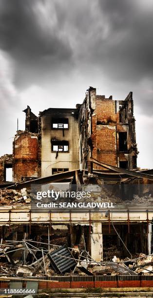 fire damaged building - schlechter zustand stock-fotos und bilder