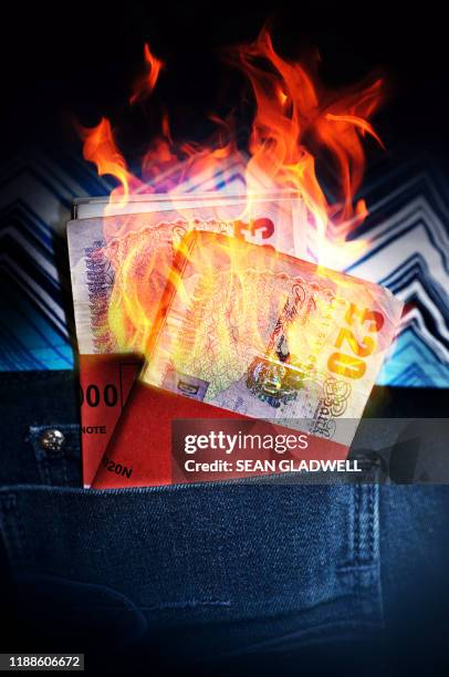 money to burn - geld verheizen stock-fotos und bilder