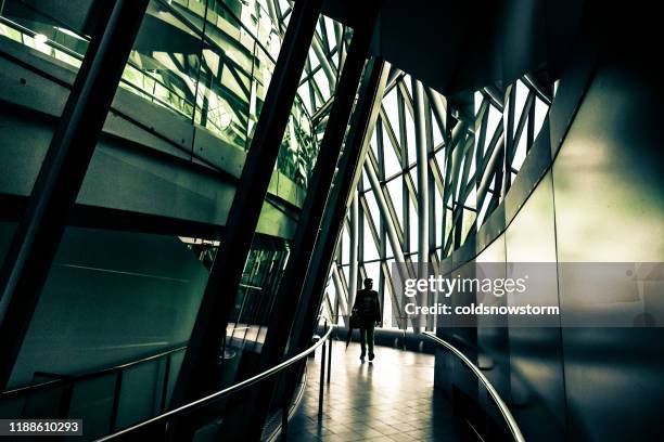 zakenman en modern futuristisch interieur kantoorarchitectuur in de stad - wide angle stockfoto's en -beelden