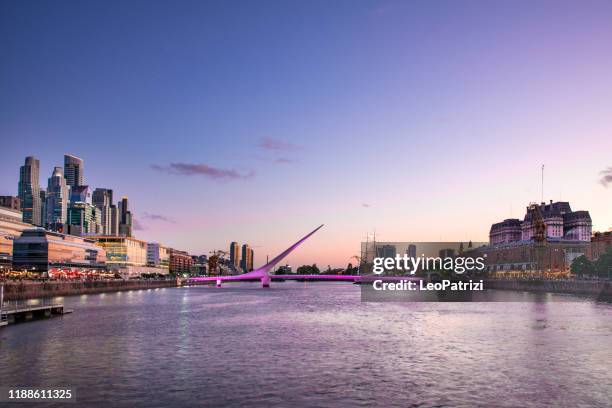 puerto madero in buenos aires in de schemering - puente de la mujer stockfoto's en -beelden