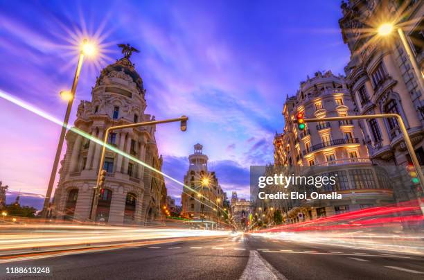 gran via a madrid al tramonto con sentieri di luce auto. spagna - madrid foto e immagini stock