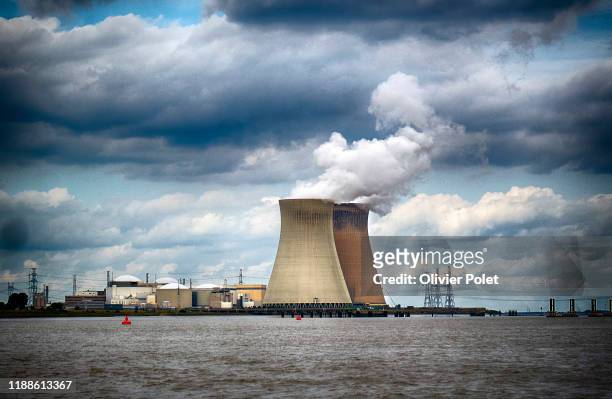 nuclear plant of doel - nuclear reactor bildbanksfoton och bilder