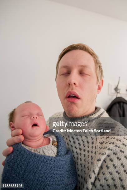 funny selfie with dad and newborn baby - baby sleep imagens e fotografias de stock