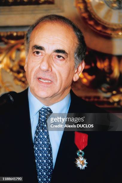 Le journaliste et éditorialiste français Jean-Pierre Elkabbach est décoré de la Légion d'Honneur le 10 décembre 1998 à Paris, France.