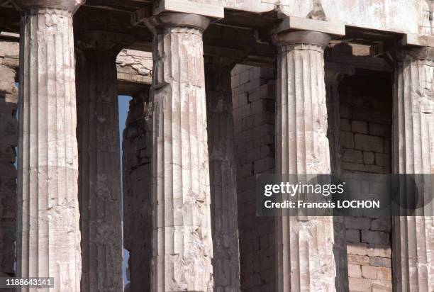 Détails des colonnes du temple grec antique du Parthénon sur l'Acropole à Athènes en aout 1981, Grèce.