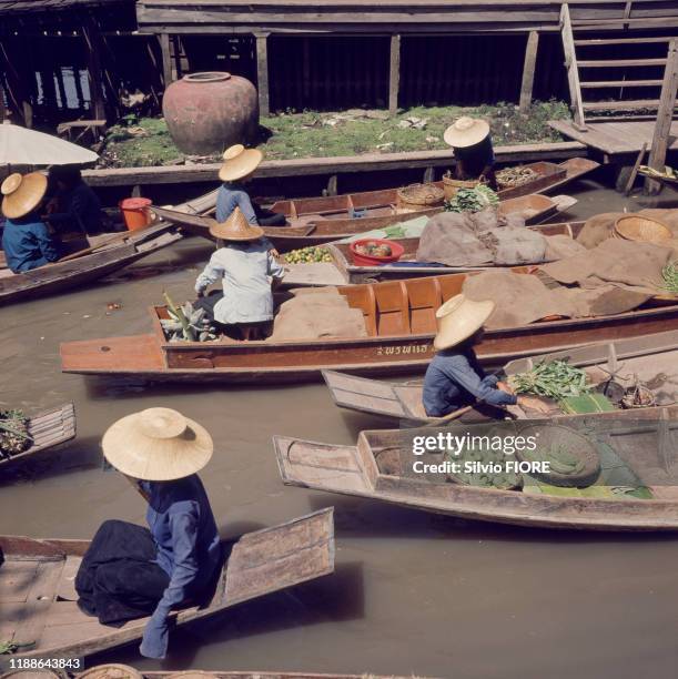 Vendeuses sur le marché flottant de Damnoen Saduak en Thaïlande, circa 1985.