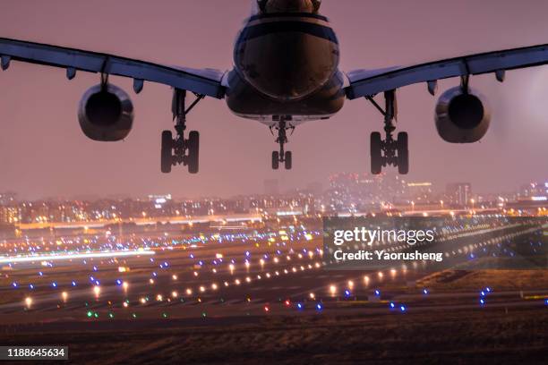 airplane landing the shanghai airport in the night - landing foto e immagini stock