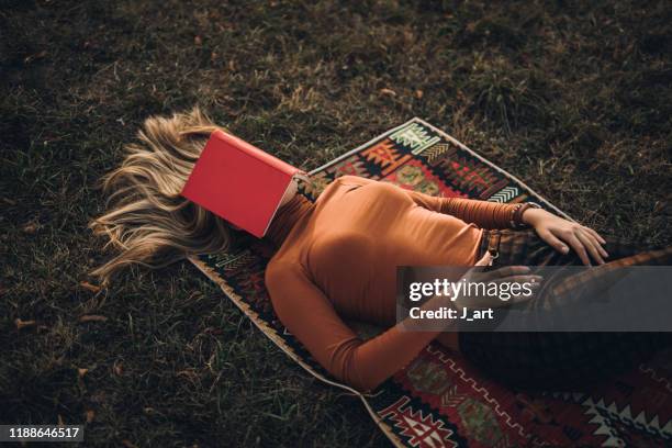 love to read on a picnic. - libri gialli estate foto e immagini stock