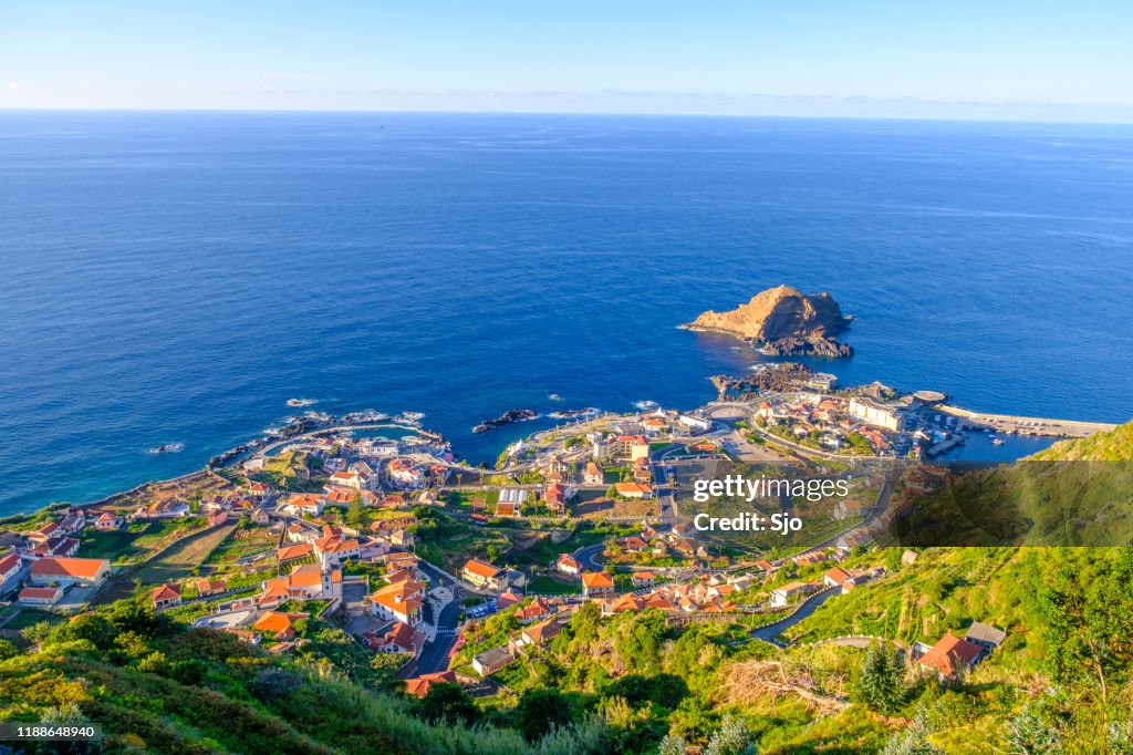 Vista panorámica sobre el pueblo de Porto Moniz en la costa norte de la isla de Madeira