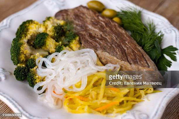 grilled cooked beef meat, broccoli, vegetable spaghetti shirataki, olives ketogenic diet dish - konjac 個照片及圖片檔