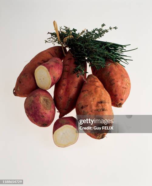 Patates douces et bouquet garni d'aromates, France, circa 1980.