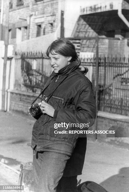 Anne Wiazemsky photographe sur le tournage de film à Paris en 1968, France.